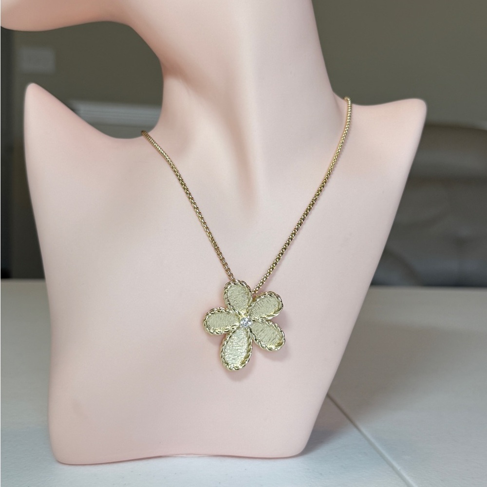 High Quality Gold Flower Pendant Necklace